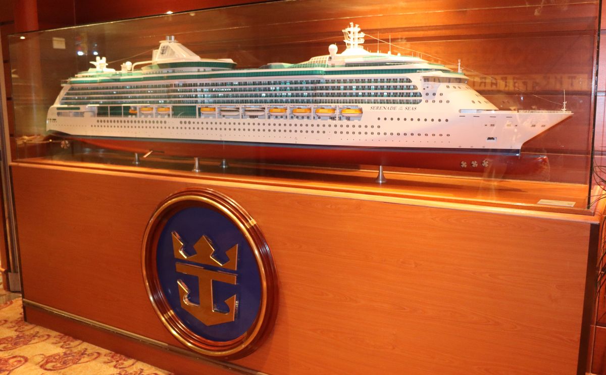 Diseño panorámico, luz natural y lujo a bordo: así brilla el Serenade of the Seas en el Caribe.  