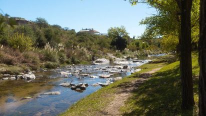 El pueblito de Córdoba que esconde un río cristalino entre paisajes arbolados