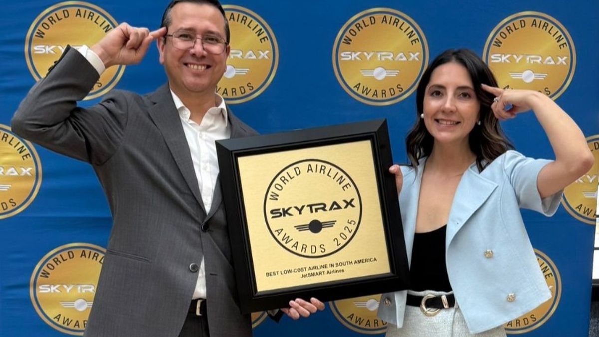 Rodrigo Barrios, Chief Operating Officer de JetSMART, y Aylin Ubilla, gerente de Experiencia Digital recibieron el galardón. 