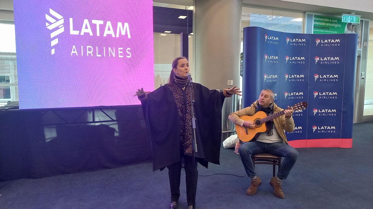 La cantautora Margarita Laso, en evento de Latam Airlines.