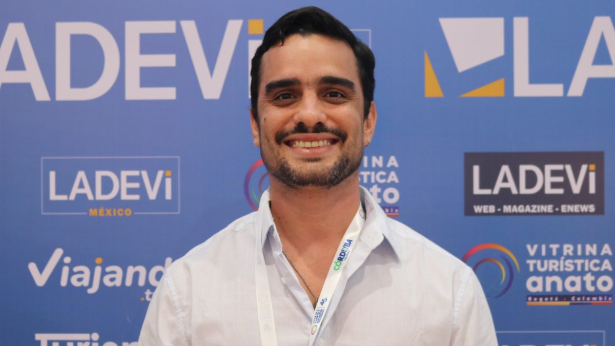 Durante la Vitrina Turística, Hans Heins, director Comercial de La Playita Isla Fuerte en Córdoba, visitó el stand de Ladevi.