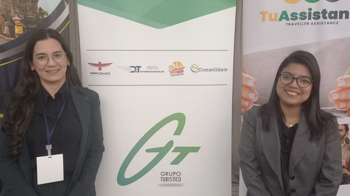 Elizabeth Aspiazu, representante del departamento Deluxe de GTT, y Karla Le&oacute;n, ejecutiva comercial de la asistencia al viajero TuAssistance, presentan nuevos precios reducidos con m&aacute;s cobertura en Ladevi Workshop en Guayaquil.