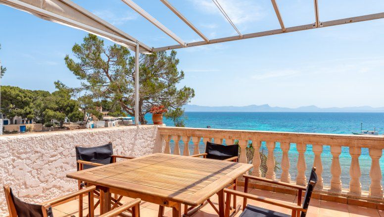 Terraza de un piso turístico de lujo en Mallorca (Baleares)