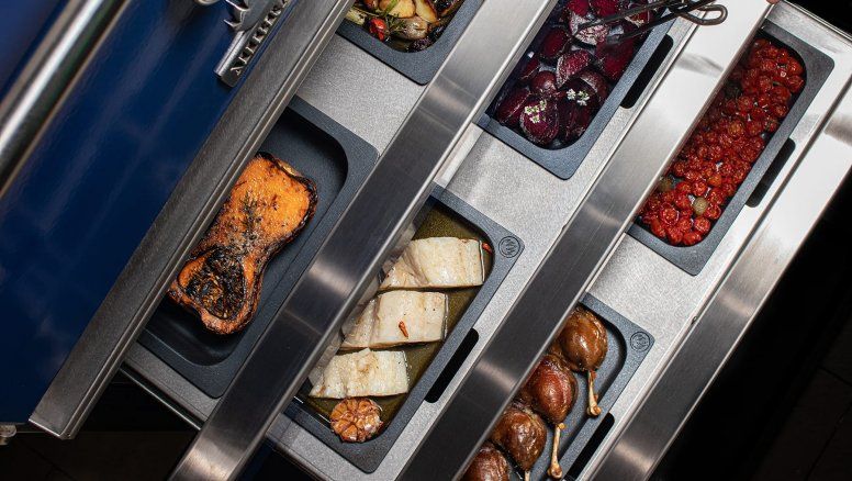 Equipamientogastronómico: nuevo modelo “Hot” de horno a brasa con cajones mantenedores detemperatura.