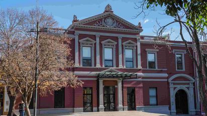 Buenos Aires ¿qué significa el cambio de colores en la fachada del Centro Cultural Recoleta?