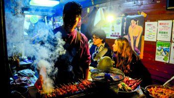 Aunque siempre ajetreado, el callejón Omoide Yokocho es un sitio imperdible en pleno Shinjuku.
