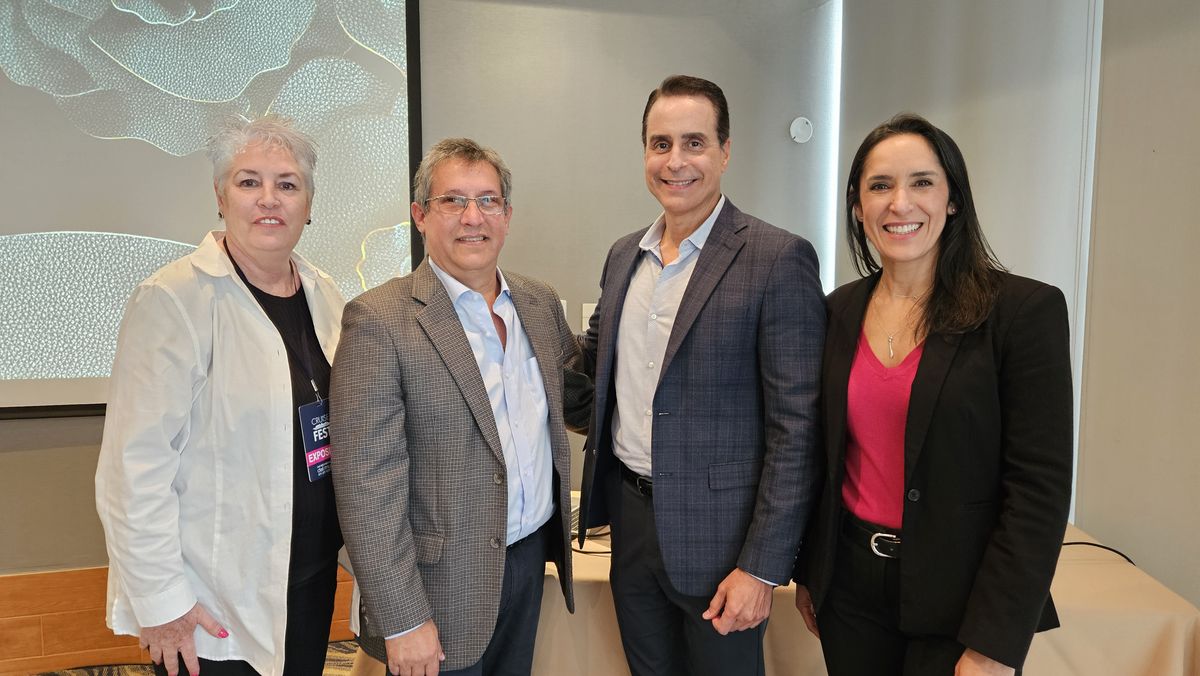 Kimberly Burns, de MP Global; Ricardo Acosta, presidente de Apavit junto a Frank Medina y Larissa Valero, de Norwegian Cruise Line.