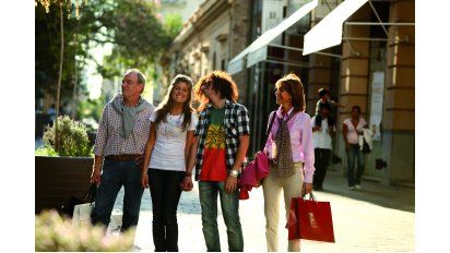 Las compras son otra de las actividades que pueden realizarse en la capital. Las compras son otra de las actividades que pueden realizarse en la capital.