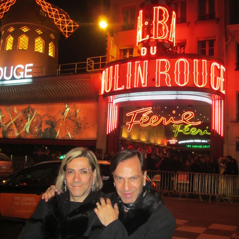 En París, Piazza visitó junto a su pareja el Moulin Rouge.