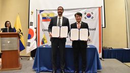 Roberto Luque, ministro de Infraestructura y Transporte, y Chansu Reem, vicepresidente de Desarrollo Internacional de KEC, firmaron un acuerdo orientado a la asesoría en la construcción de importantes vías que conectarán a Guayaquil con la Sierra. 