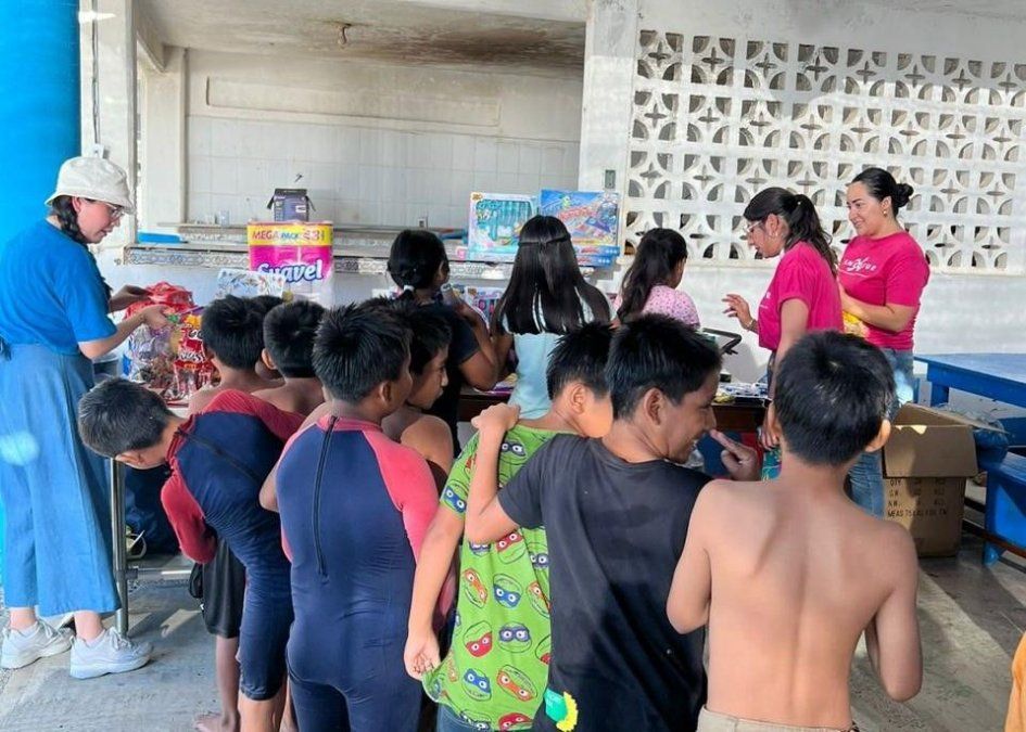 En representación de los socios de Conexstur, Víctor Enríquez conoció a los niños del hogar de Acapulco e hizo la entrega de los regalos y donaciones. En representación de los socios de Conexstur, Víctor Enríquez conoció a los niños del hogar de Acapulco e hizo la entrega de los regalos y donaciones.
