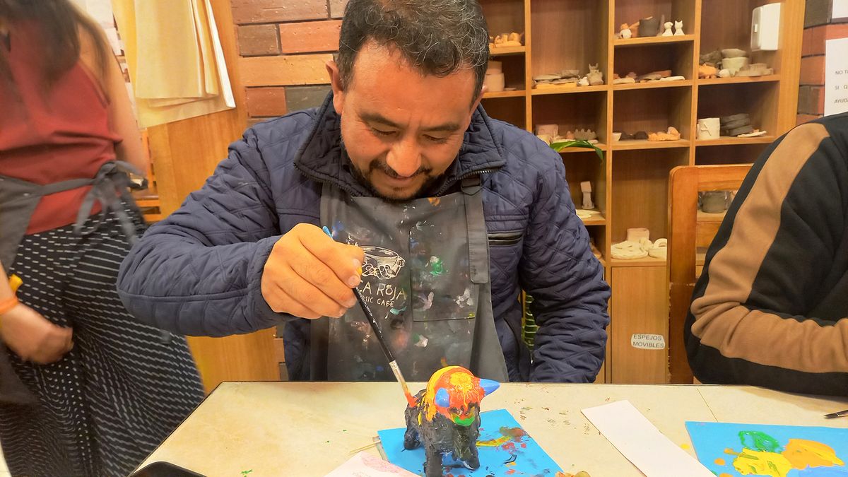 Agentes de viajes pintaron toritos de Pucará en el marco de la capacitación de PromPerú y Travel Group.