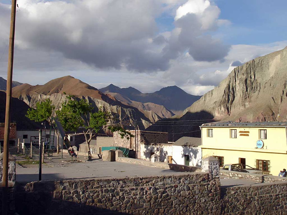 Cada una de las pequeñas calles de Iruya tienen una hermosa vista hacia la sierra.