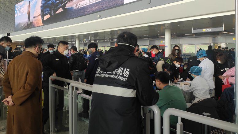 &nbsp;Controles sanitarios de seguridad en el aeropuerto Changchun Longjia, China.