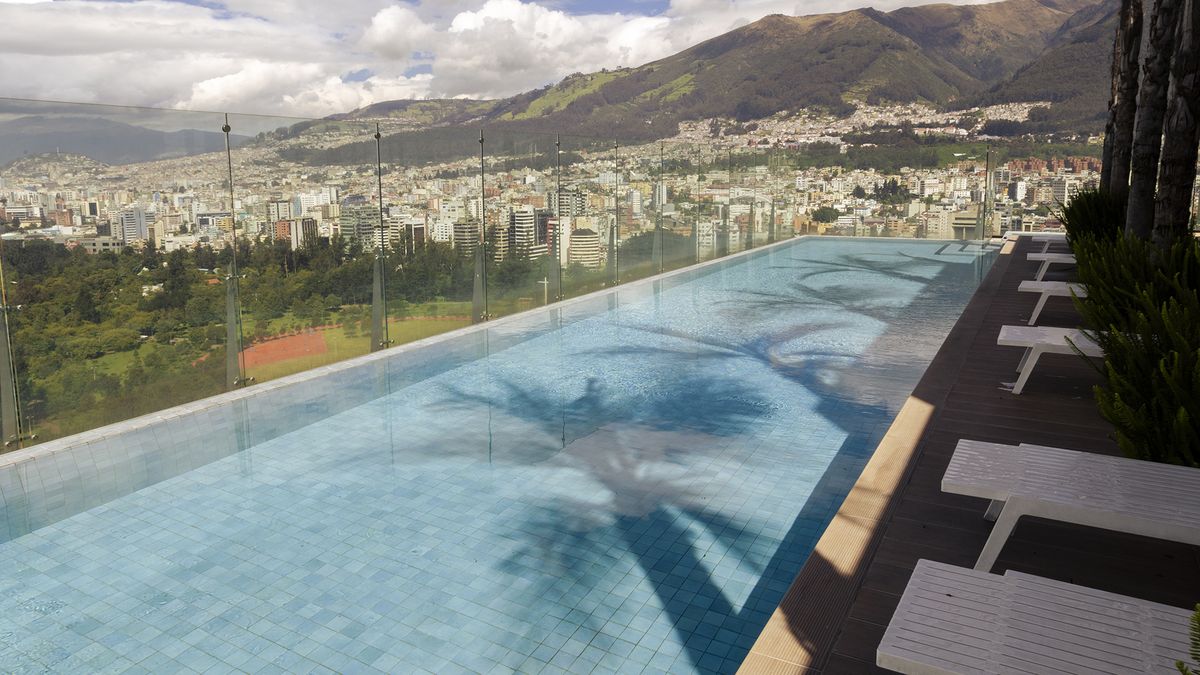 Área de la piscina en el rooftop, en el Edificio Iqon en Quito, que tiene departamentos gestionados por Top Rentals. Área de la piscina en el rooftop, en el Edificio Iqon en Quito, que tiene departamentos gestionados por Top Rentals.