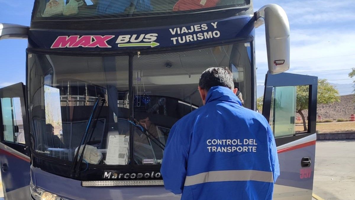 Viajes de egresados bajo la lupa: agencias de viajes del sector advierten que cambios en los controles de micros podrían afectar la seguridad del turismo estudiantil.