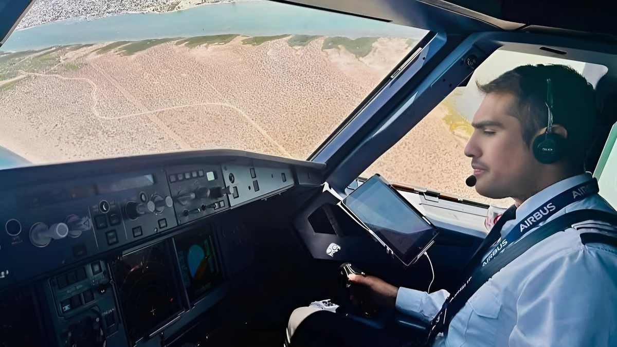 Te contamos la historia de Roger Castillo, el piloto distinguido por realizar un aterrizaje de emergencia en pleno vuelo Miami-Mérida de Viva Aerobus.