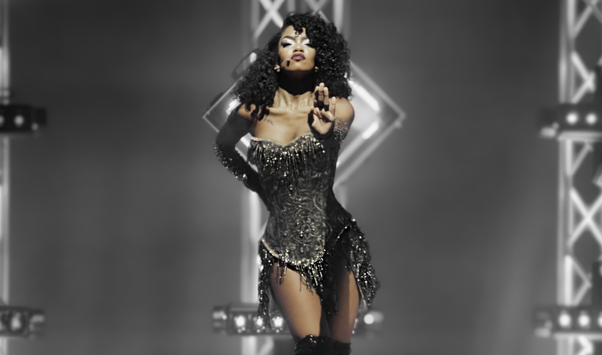 Uno de los espectáculos a bordo de Alma Cruceros.