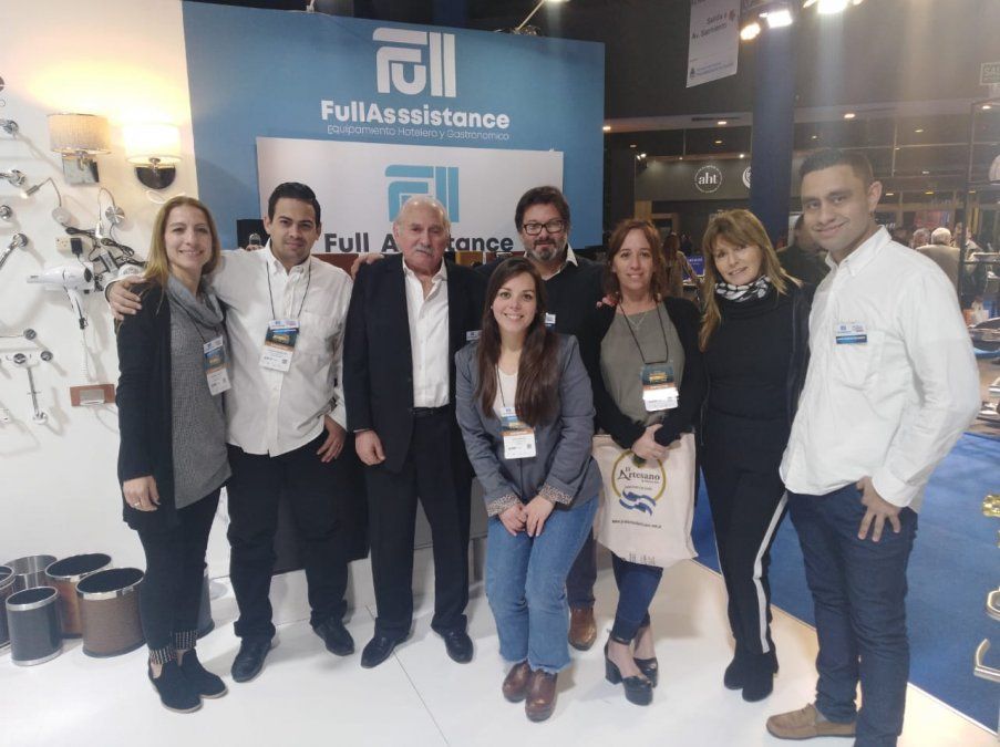 Mariano Kracoff, gerente operativo de Full Assistance, junto al equipo de la firma.