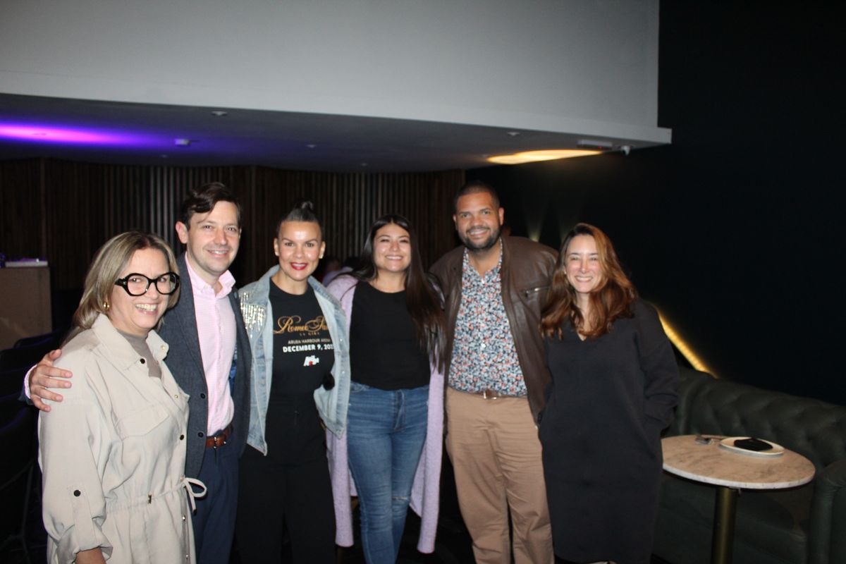 Equipo de Aruba y Elite Productions and Entertainment.