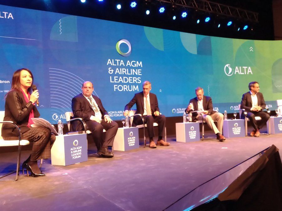 Panel de CEOs de aerolíneas en pleno debate.