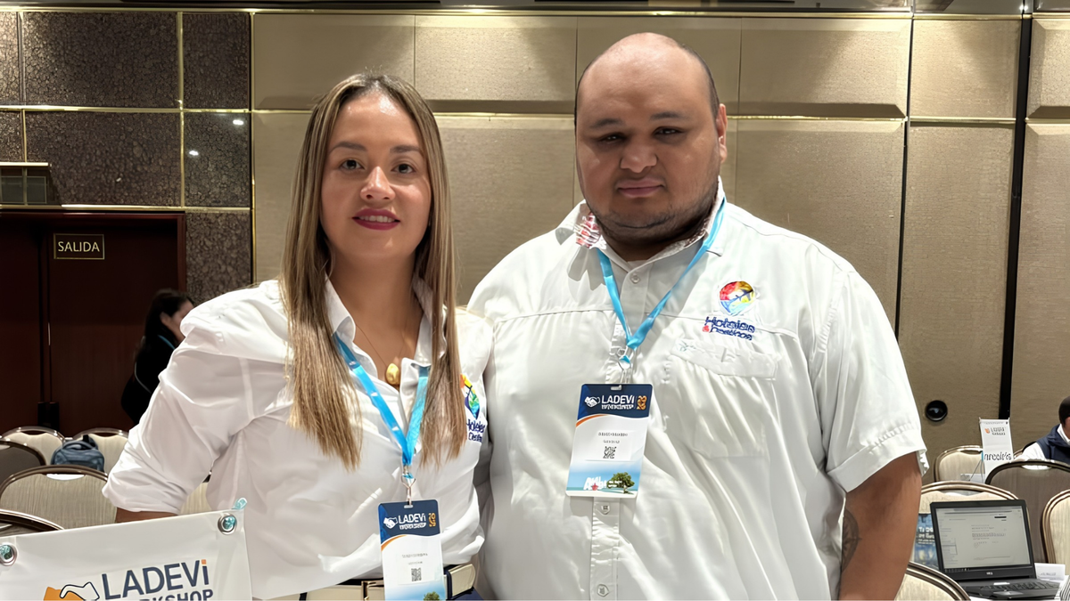 Yudy Combita y Fredy Osorio, de Hoteles y Destinos, durante el Ladevi Workshop Bogotá 2026-2.