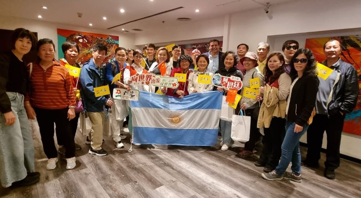 El secretario ejecutivo del Inprotur -Ricardo Sosa- recibió con la colaboración de la agencia receptiva Novoriente en Buenos Aires al primer grupo de turistas chinos que visitan Argentina después de la pandemia.