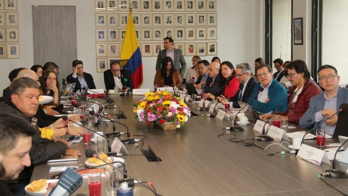 Gobierno Nacional inicia mesa tripartita para discutir el salario mínimo 2026, mientras aumenta la brecha entre empresarios y sindicatos.