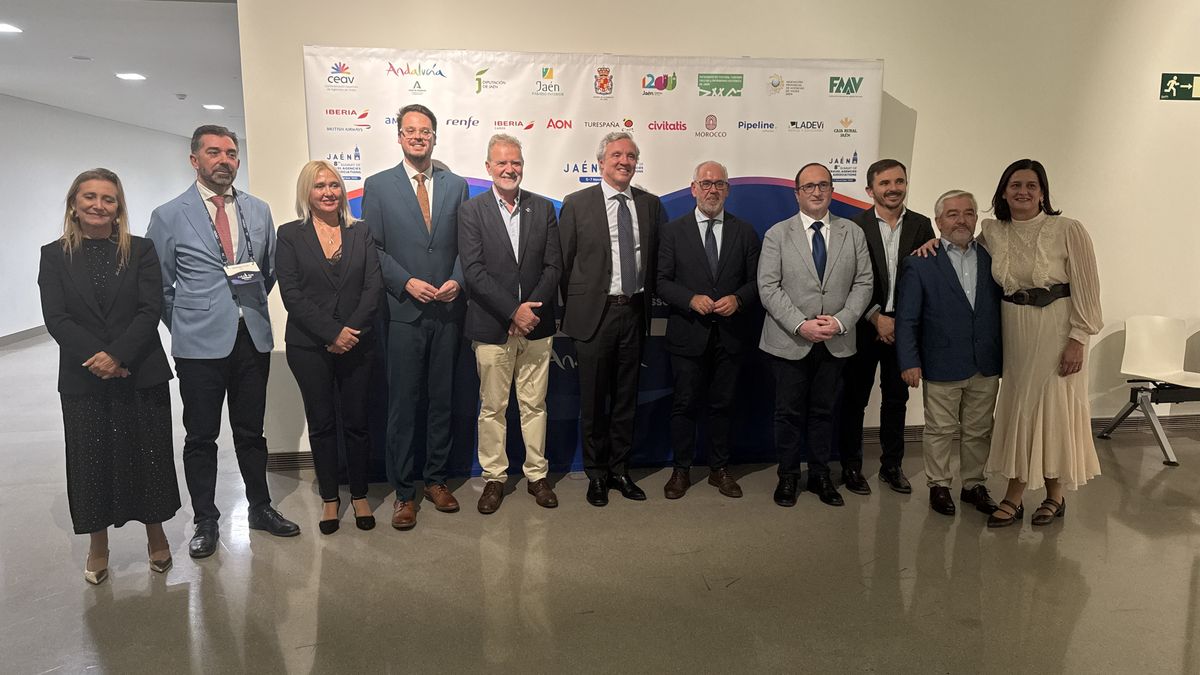 Foto de familia en el evento inaugural de la 8ª Cumbre Mundial de Asociaciones Agencias de Viajes.