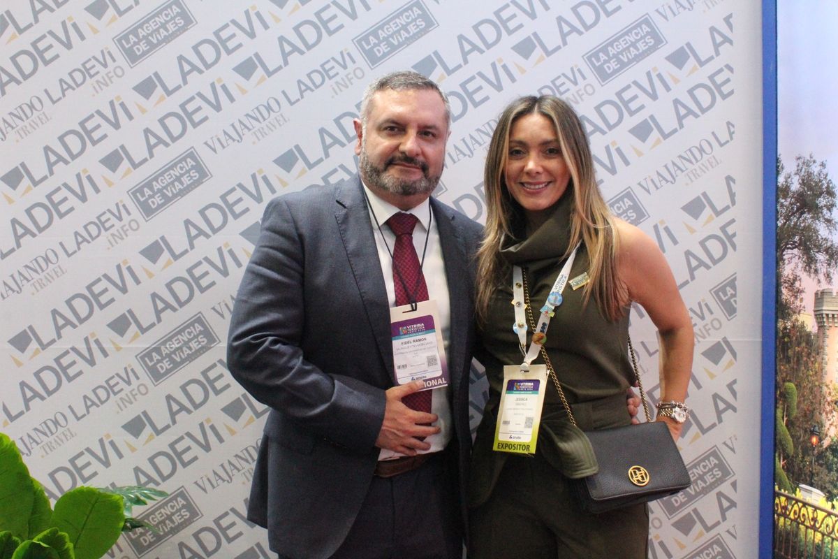 Fidel Murgueytio, gerente general de la mayorista Maxitravel, y Jéssica Sánchez, de Ladevi.