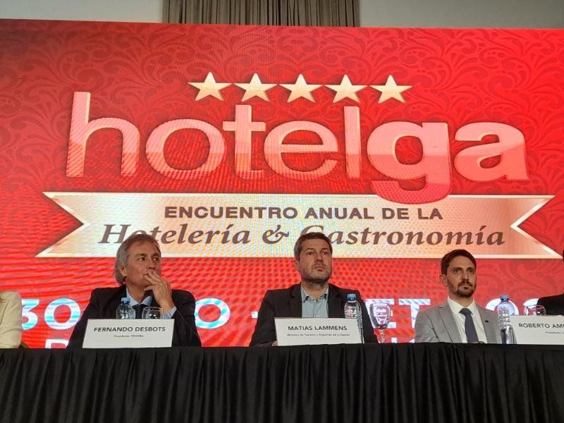 Fernando Desbots, presidente de Fehgra; Matías Lammens, ministro de Turismo y Deportes de la Nación; y Roberto Amengual, presidente de AHT, en el acto de apertura de Hotelga 2022.