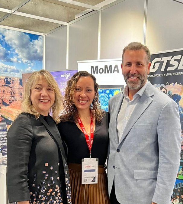 Claudia González y Adrián Bertini, junto a Luisa Mendoza de GTSE.