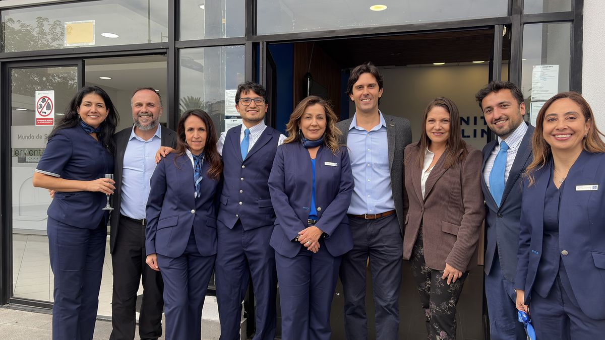 Equipo de United Airlines, durante inauguración de oficina remodelada en Quito.