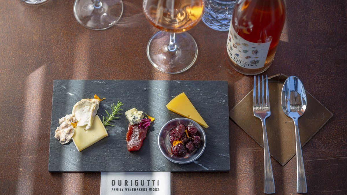 Vacaciones de invierno en Mendoza: el restaurante 5 Suelos Cocina de Finca, cuenta con un menú de 14 pasos que invita a descubrir la historia del vino.