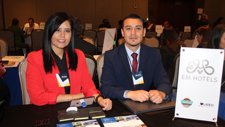 Patricia Argote, directora comercial de EM Hotels y Rubén Alfredo Rojas, ejecutivo de Ventas y Reservas de EM Hotels.