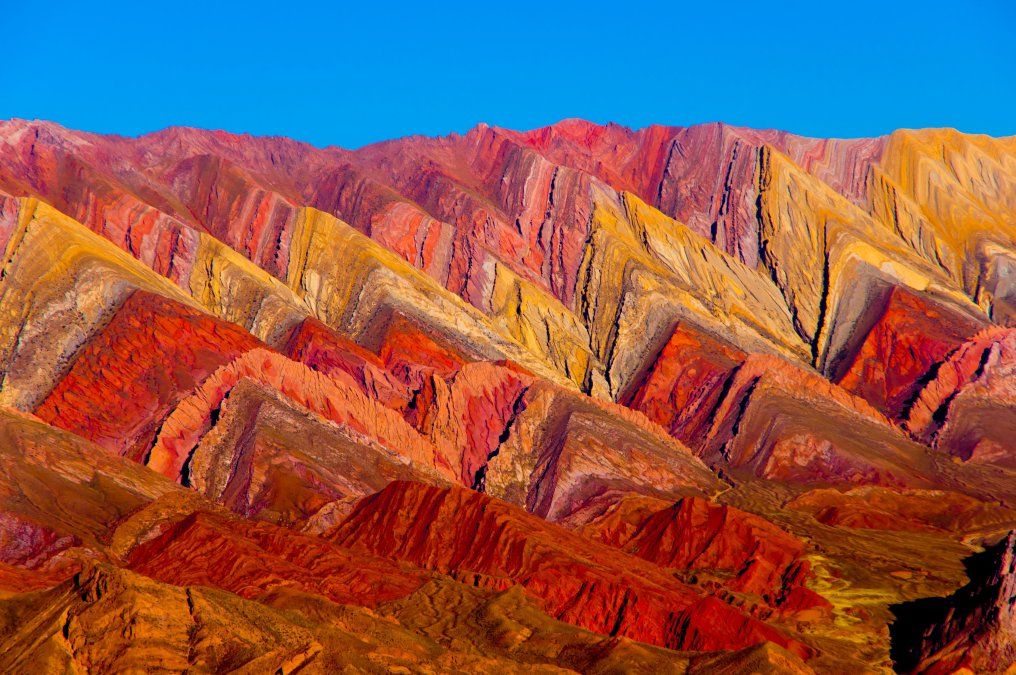 La Quebrada de Humahuaca maravilla a los viajeros con sus cerros de colores.