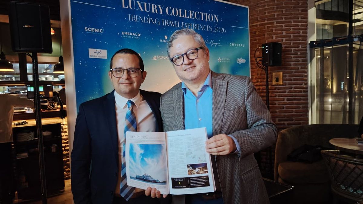 Mauricio Bustamante y Julio Laguna durante la presentacion del catálogo de Nao Travel Collection. 