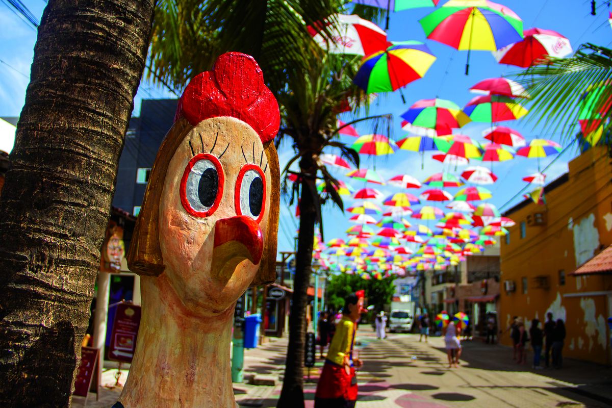 El centro de Porto de Galinhas con sus calles coloridas y adornadas por las típicas gallinitas tiene un encanto particular.