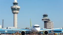 La Justicia bloqueó, a pedido de IATA, la reducción del número de vuelos que operaban en el aeropuerto de Schipol, en Ámsterdam, dispuesta por el gobierno holandés.