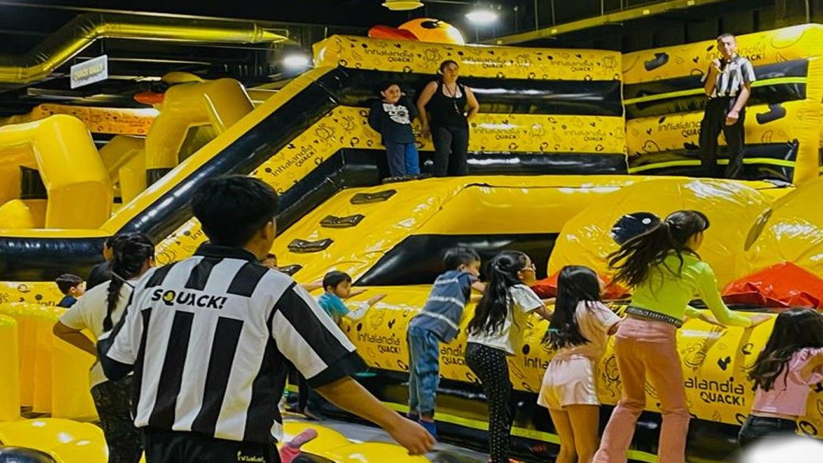 Disfruta en CDMX de Inflalandia Quack y sus enormes patos.