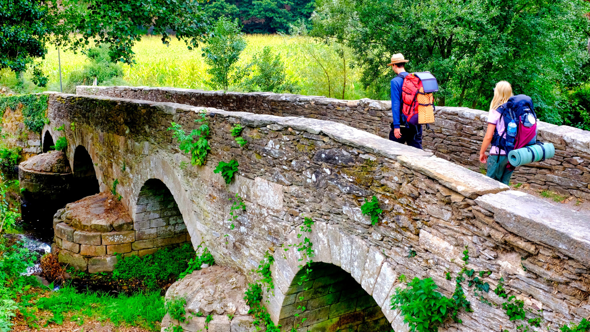 Contrata un paque turístico para disfrutar del Camino de Santiago.