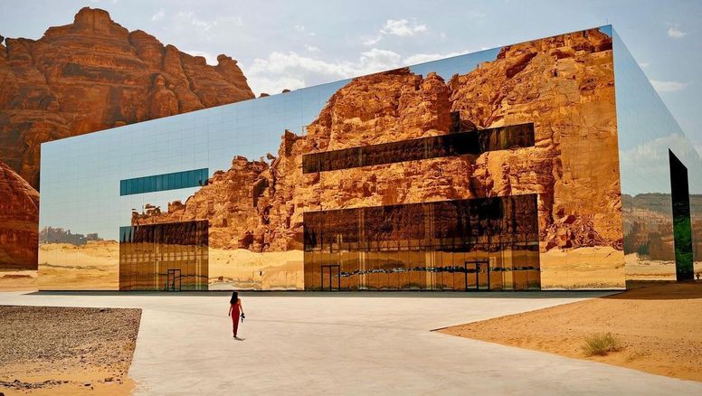 The Maraya, el edificio espejado más grande del mundo, una curiosidad en el desierto de Arabia.
