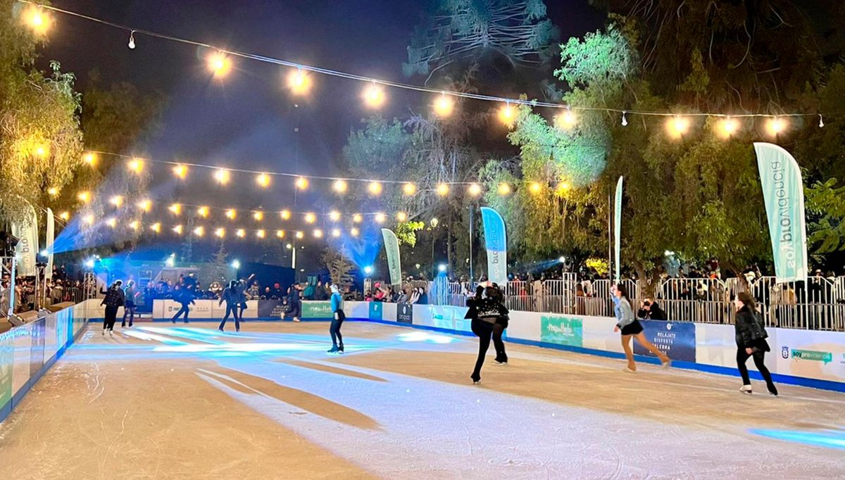 Disfruta de la temporada invernal en las pistas de patinaje en hielo al aire libre que ofrece Santiago