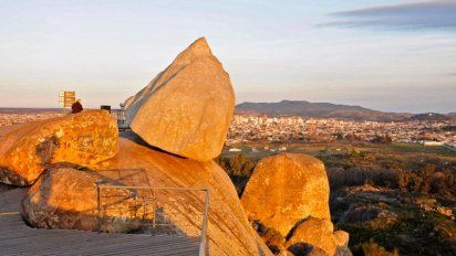 Las escapadas a Tandil permiten disfrutar tanto de sus paisajes como de sus famosas picadas.