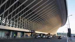 El Aeropuerto Internacional de Ezeiza, la principal estación aérea del país, mes a mes registra más embarques de viajeros de Argentina que de llegadas de extranjeros.