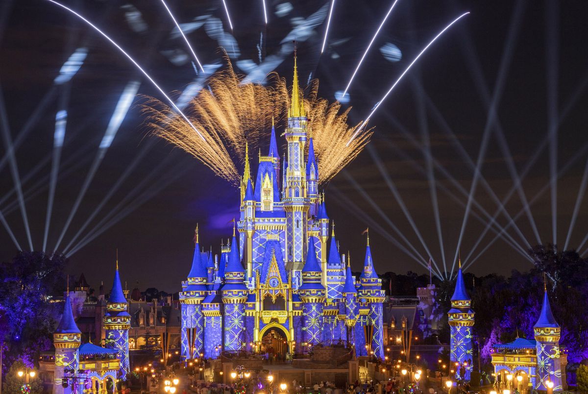 El Castillo de Cenicienta de Magic Kingdom, en Walt Disney World Resort, lucirá sus mejores galas para “la época más maravillosa del año”.