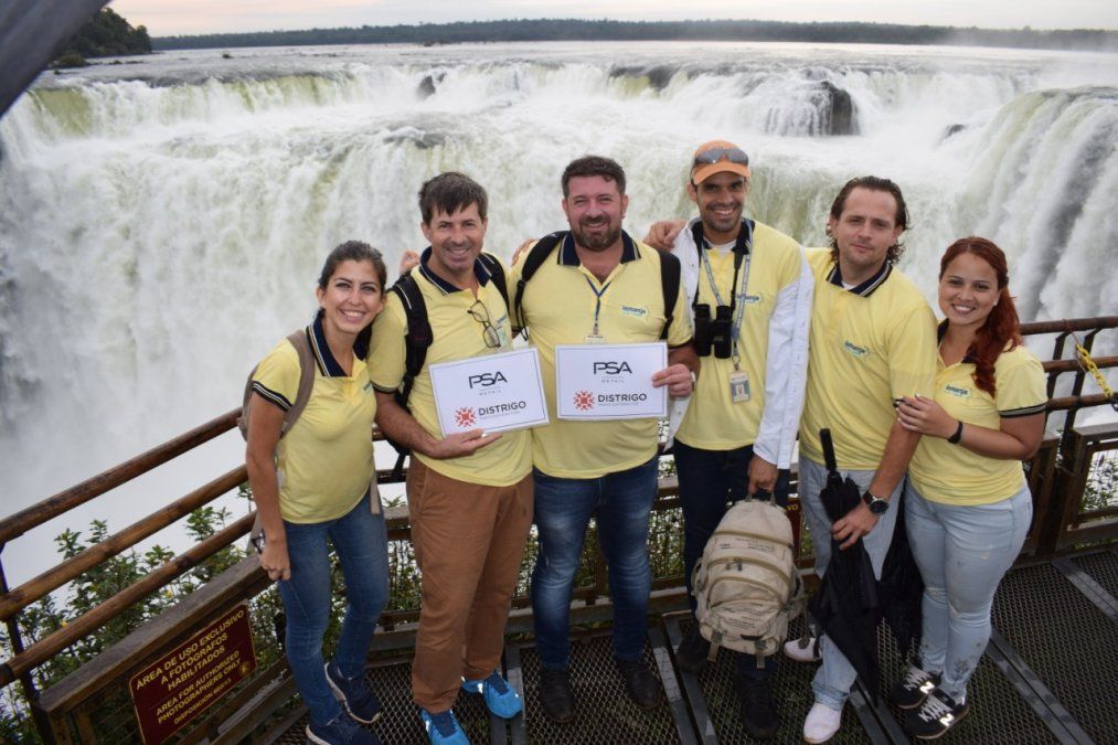 Victoria Gómez, Alejandro Carballo y el equipo de Iemanja Turismo.
