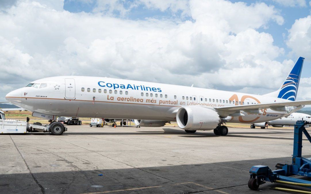 El Boeing B-737MAX de Copa Airlines, decorado con la frase: 