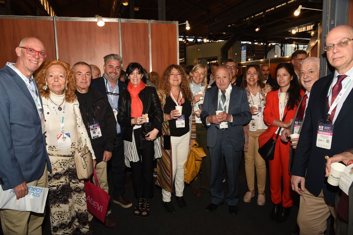 Miembros de varios clubes Skål de Argentina celebraron la amistad en el Centro de Negocios de Ladevi.