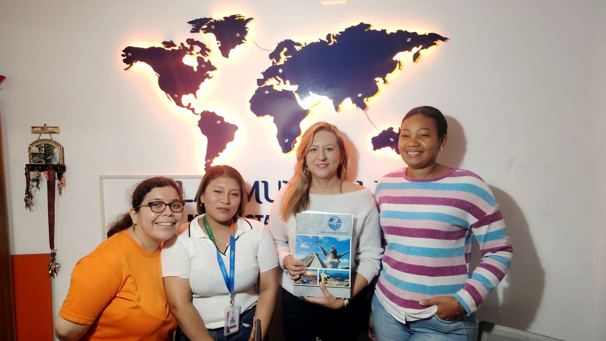 Equipo de la mayorista Alas Mundiales, encabezado por su gerente general, Ruth Martínez (2da der.), que ofrece actualmente programas a Turquía, Europa y otros destinos. 